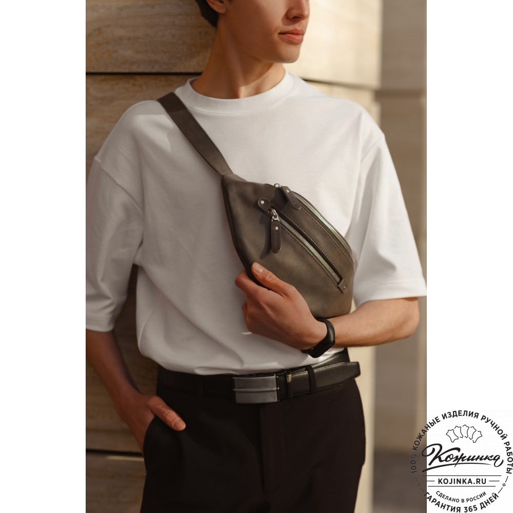 Кожаная сумка на пояс "Сандро" (чёрная гладкая кожа) 