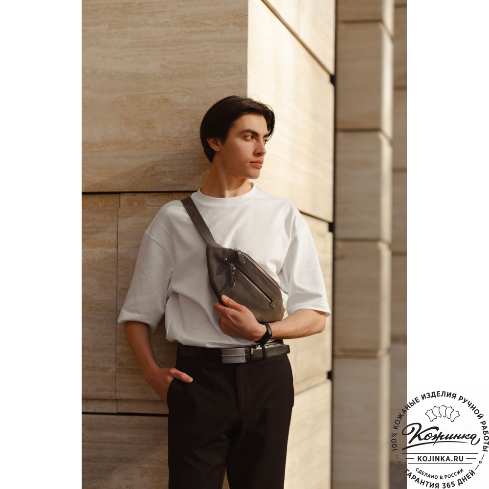 Кожаная сумка на пояс "Сандро" (чёрная гладкая кожа) 